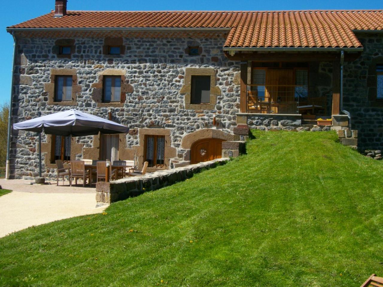 Le Clos Des Pierres Rouges Saint-Privat-dʼAllier Eksteriør billede